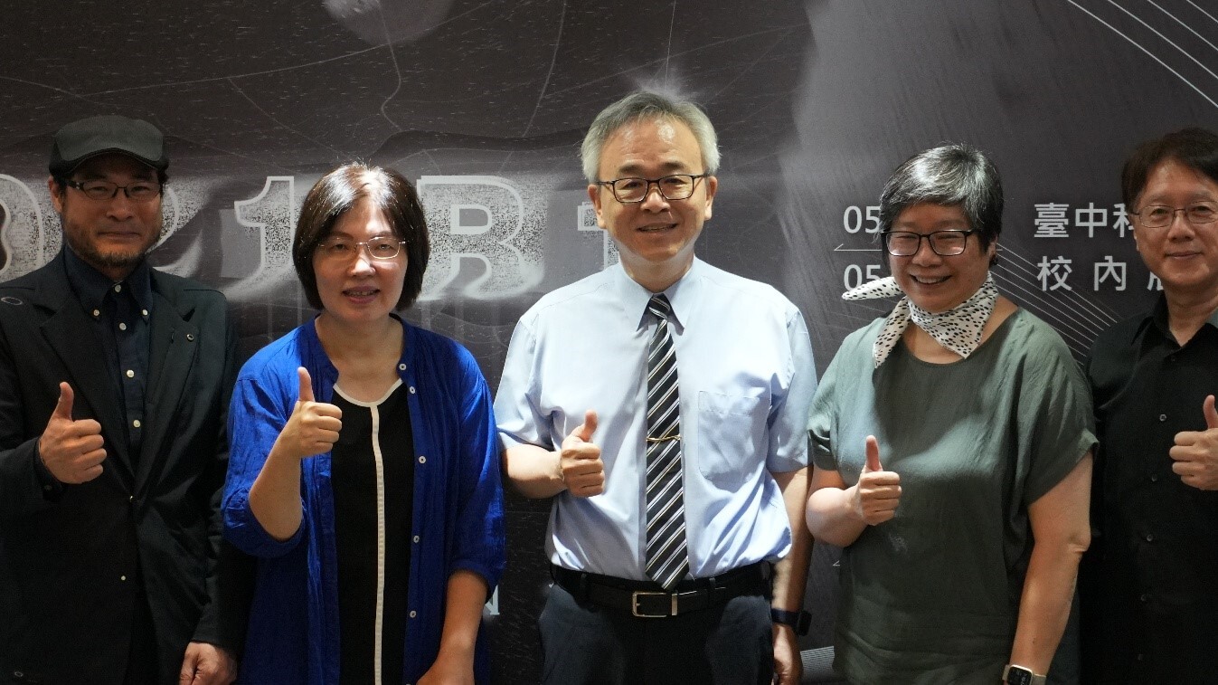 校長陳同孝5月2日為設計學院設計月室內設計系第20屆畢業設計展揭幕。
