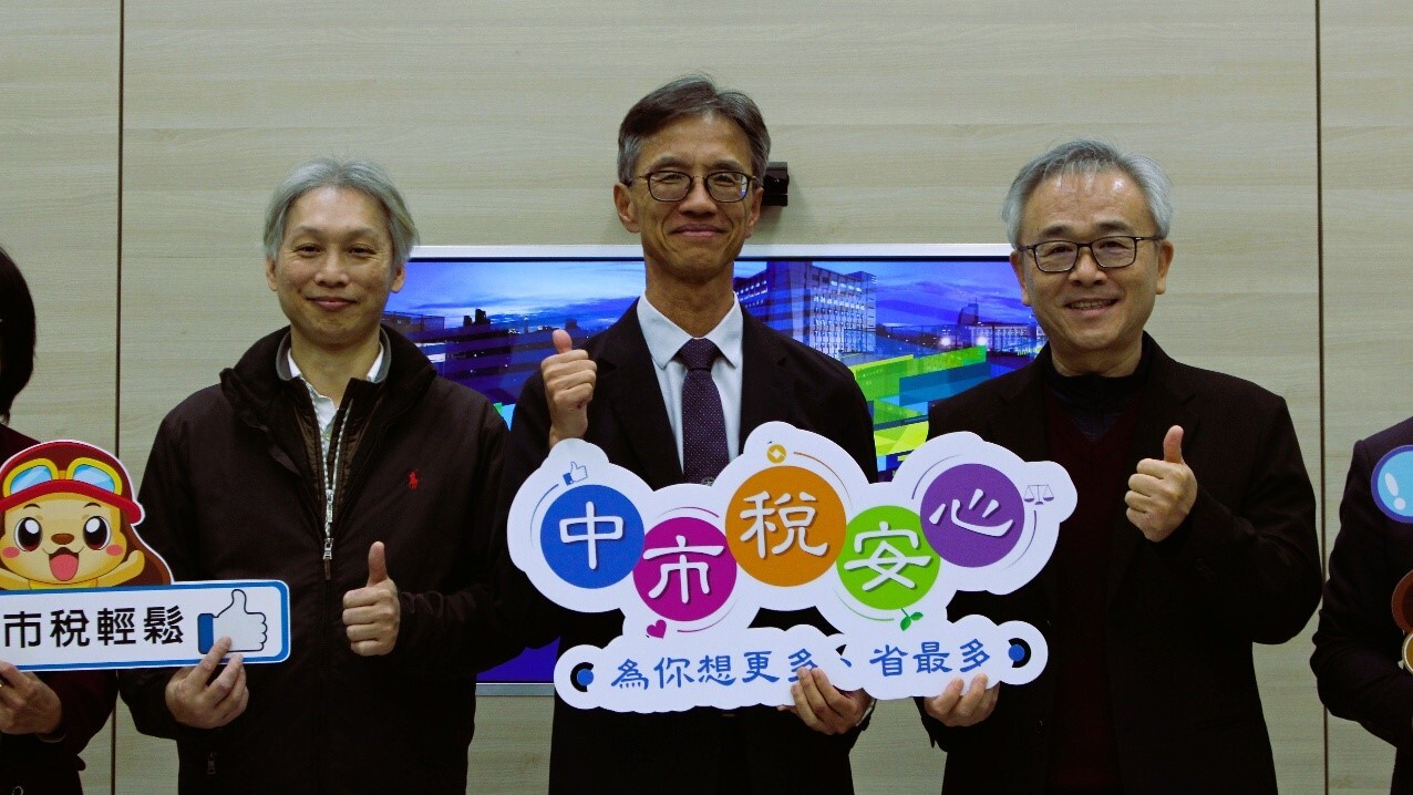 由校長陳同孝代表接受。