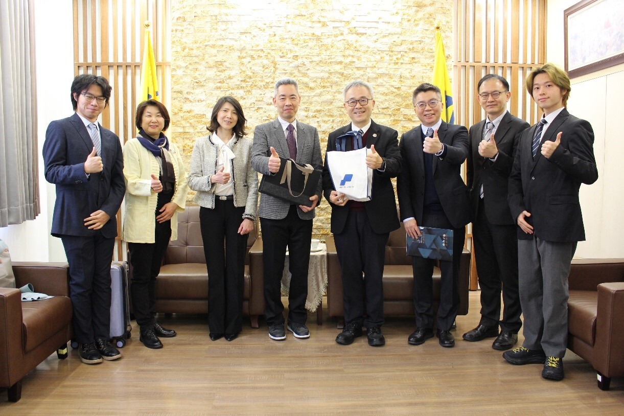 日本國立滋賀大學院經濟學研究科所長岡本哲彌等師生一行人